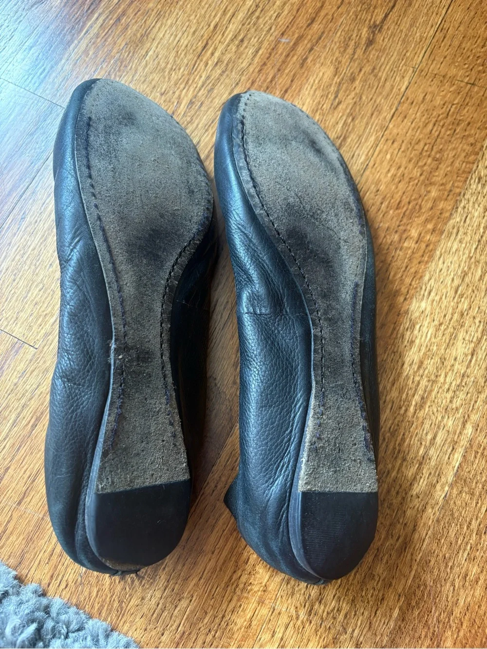 Tory Burch Black Leather Scalloped Ballet Flats with Gold Logo Medallion